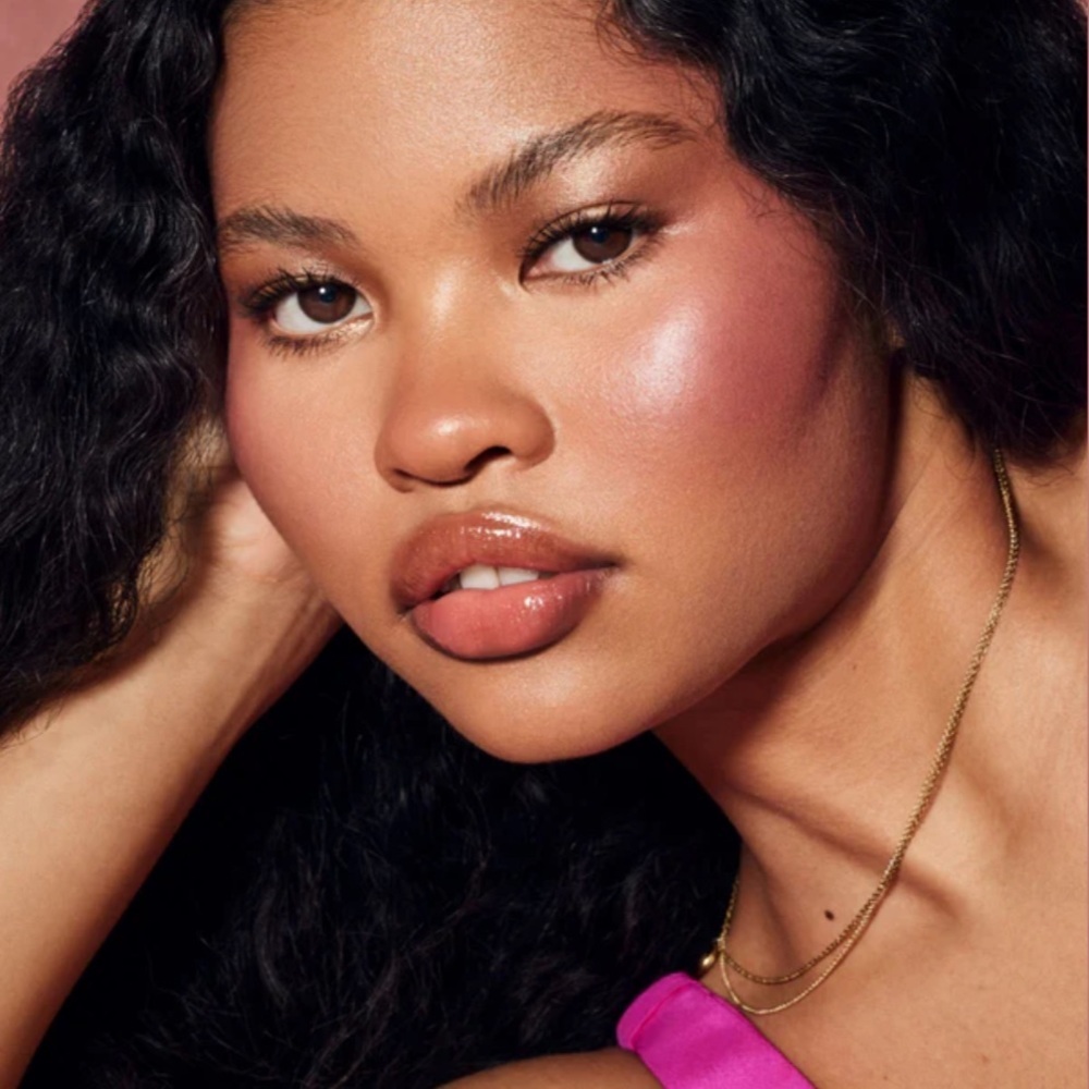 🌸 FENTY CHEEKS SUEDE POWDER BLUSH / Shade: RIRI - Picture 4 of 7